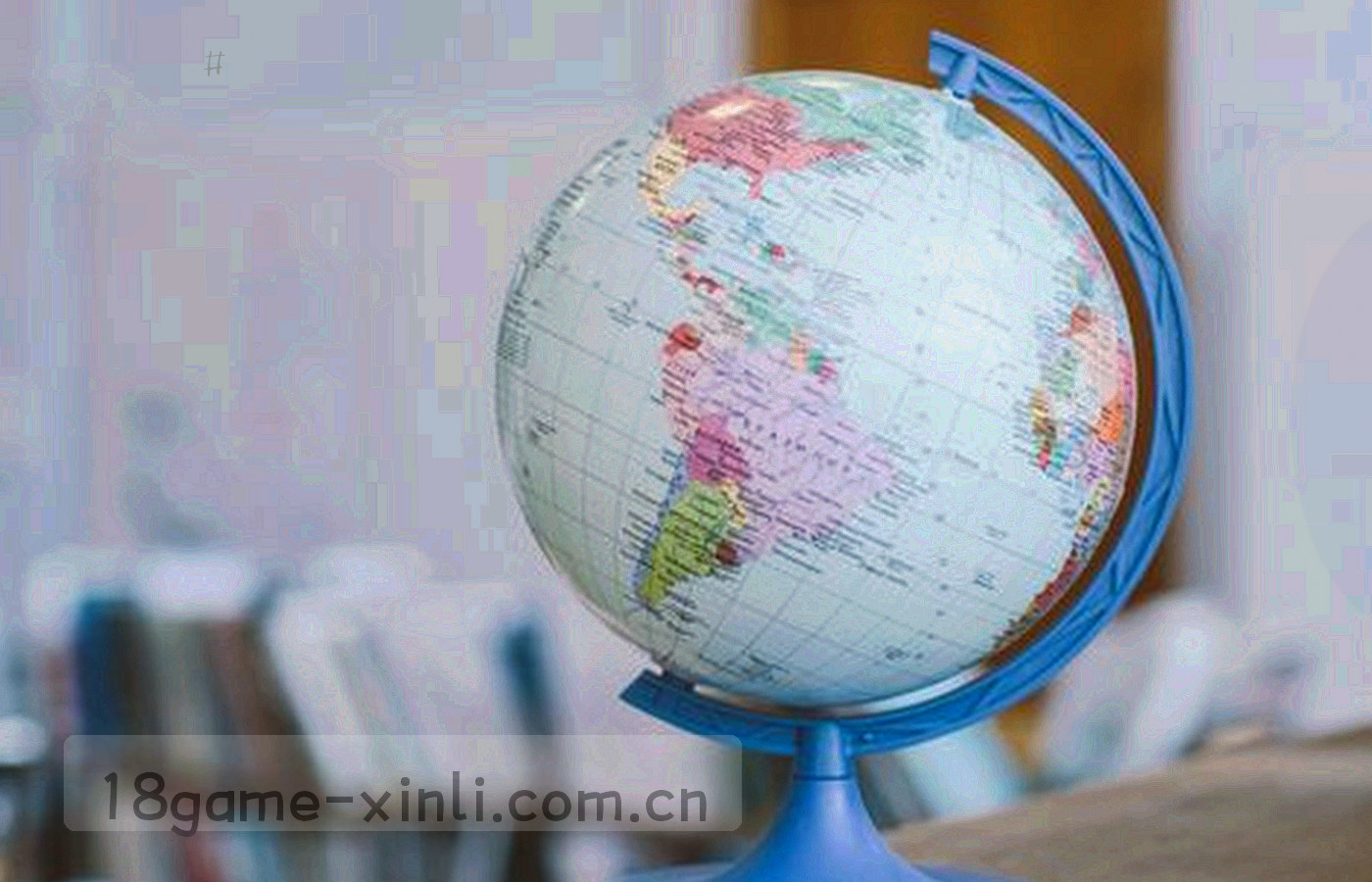 夜间通讯指挥台风格的抽象图形，信号波纹、时钟刻度与数据线条在冷蓝底色上交错，点缀少量橙色